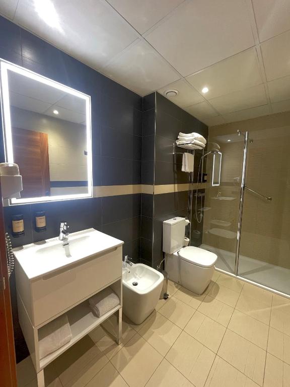 Koupelna v ubytování Hotel Apartamentos San Fermín Pamplona
