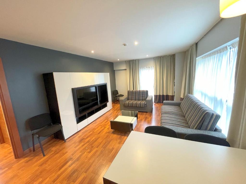 TV a/nebo společenská místnost v ubytování Hotel Apartamentos San Fermín Pamplona