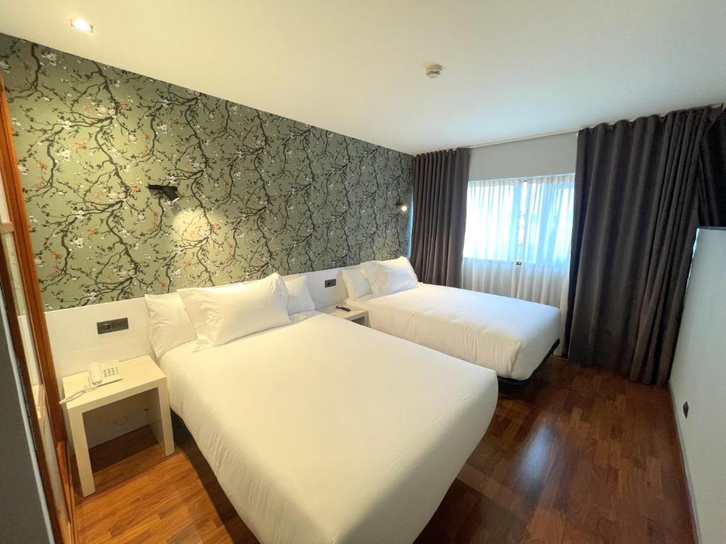 Postel nebo postele na pokoji v ubytování Hotel Apartamentos San Fermín Pamplona