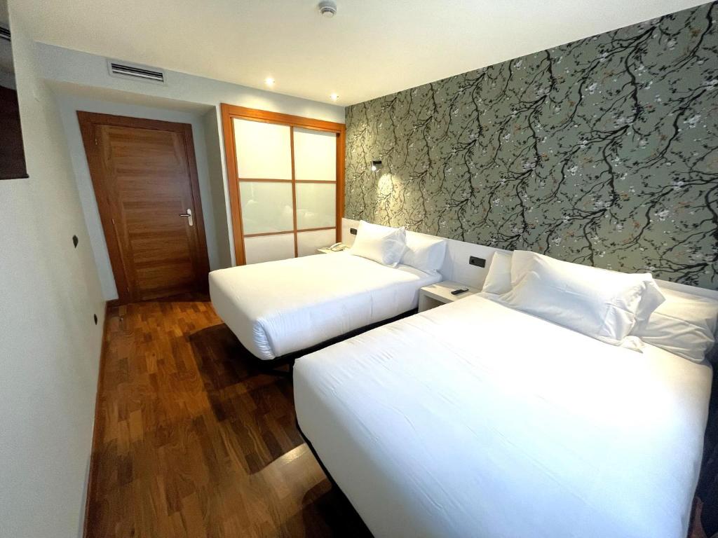 Postel nebo postele na pokoji v ubytování Hotel Apartamentos San Fermín Pamplona