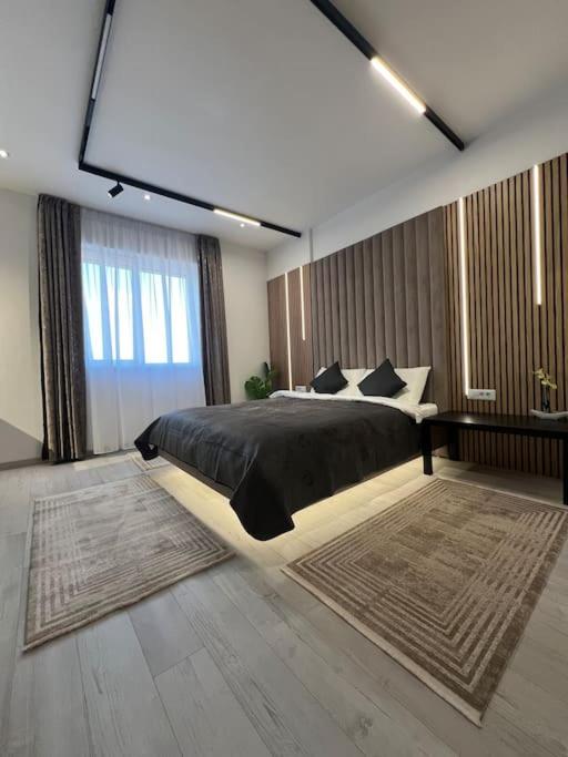 布加勒斯特Lagoon Studio 705的一间卧室，里面有一张床和一扇大窗户。