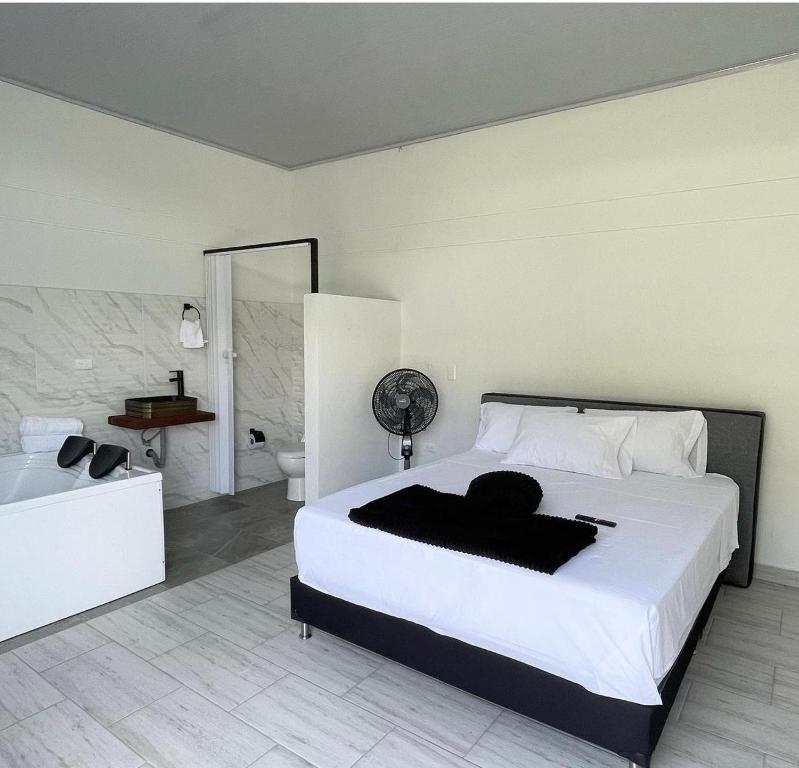 Postel nebo postele na pokoji v ubytování Ecohotel Montenegro