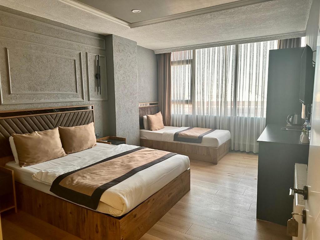- une chambre avec un lit et une chaise dans l'établissement Skymoon Airport Hotel, à Arnavutköy