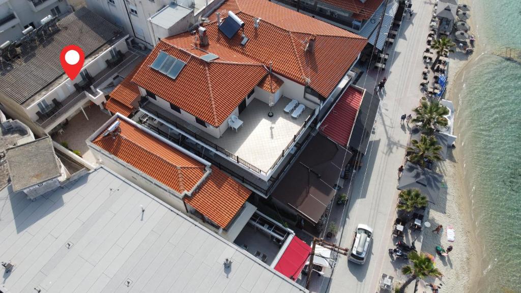 an overhead view of a building next to the ocean at Ice Hot Rooms Pefkochori in Pefkohori