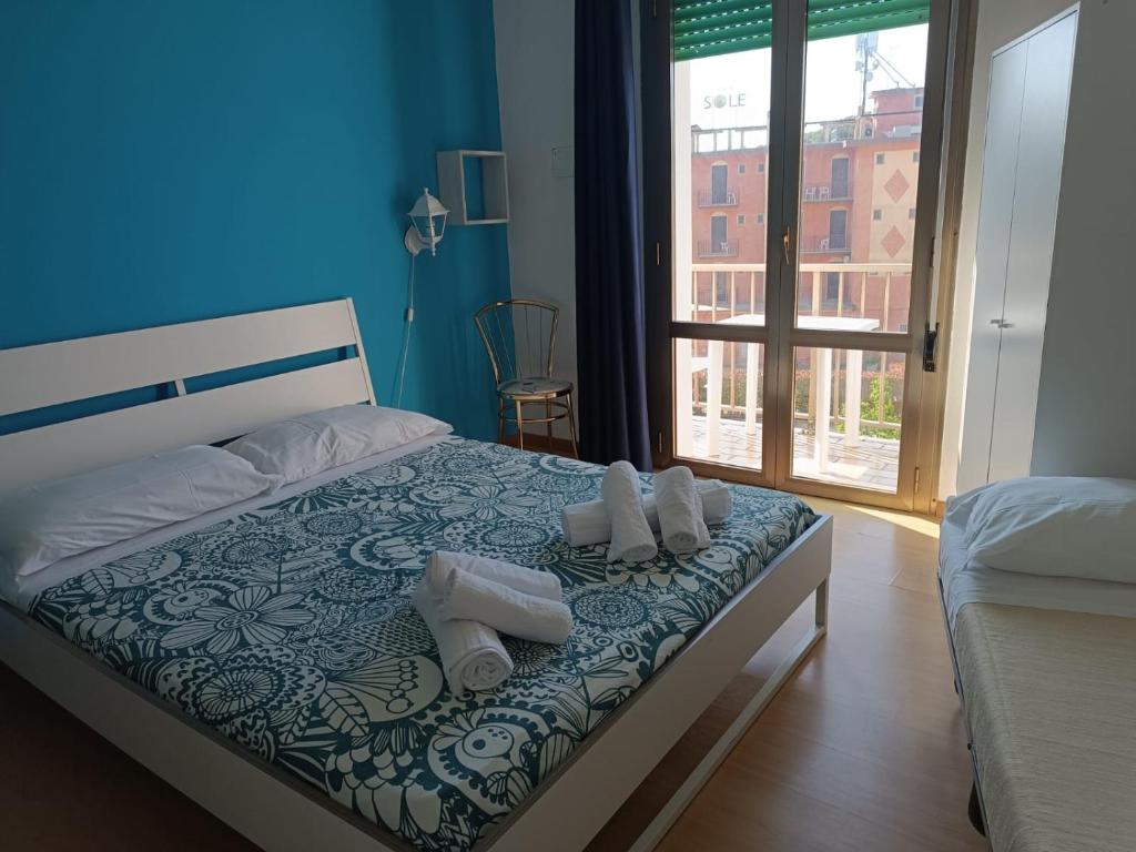 - une chambre avec un lit et des serviettes dans l'établissement Hotel Centrale, à Eraclea Mare