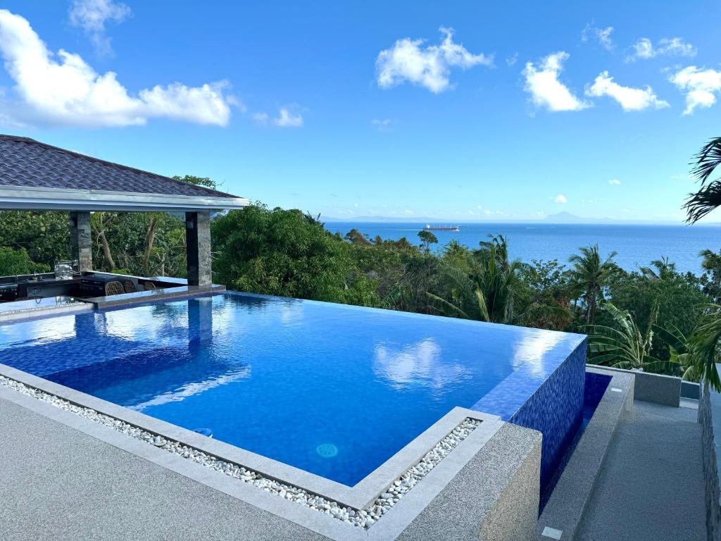 uma piscina com vista para o oceano em 2 Bedroom Suite with private pool and amazing view em Puerto Galera