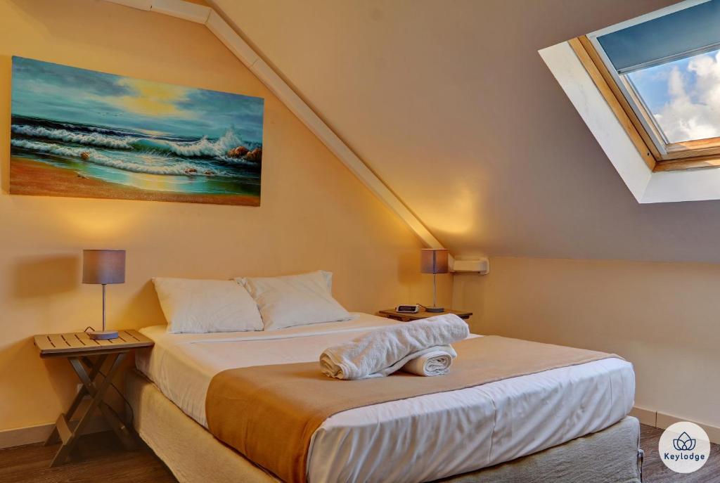 - une chambre avec un lit et une fenêtre dans l'établissement Baie Rose avec vue mer - 2 chambres - 3 étoiles - Saint-Leu, à Saint-Leu