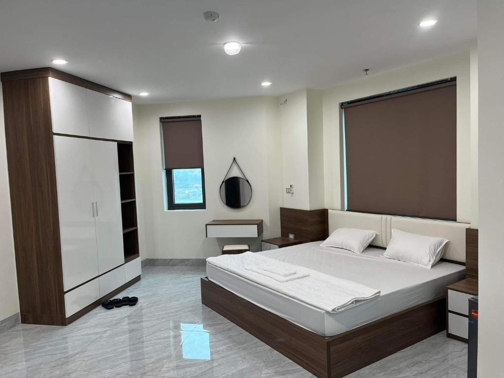 a bedroom with a large bed and a desk at Hotel Việt Hàn in Việt Yên
