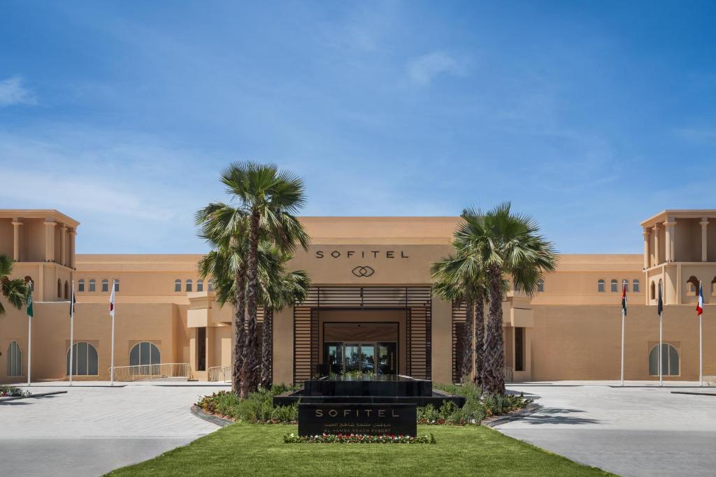 Η πρόσοψη ή η είσοδος του Sofitel Al Hamra Beach Resort