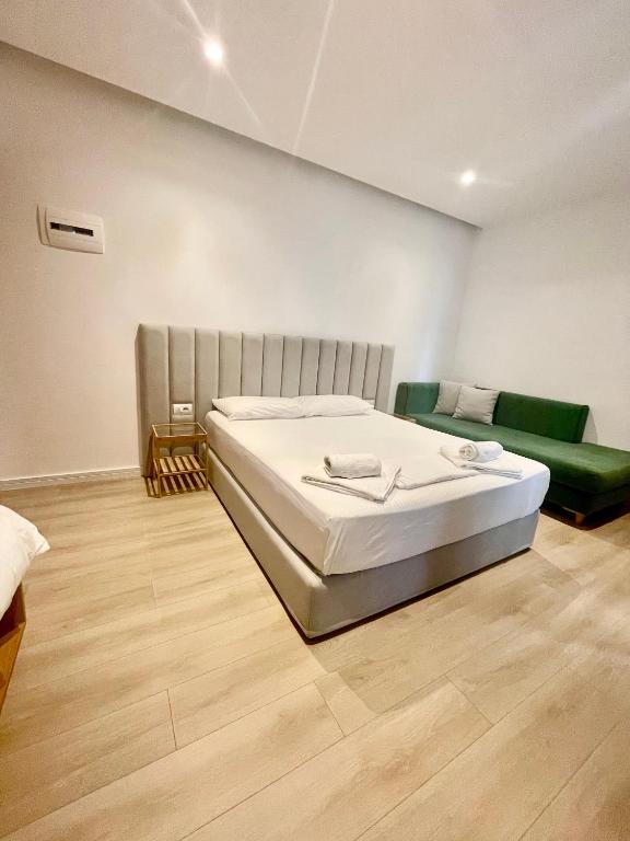 Uma cama ou camas num quarto em Hotel Aulona