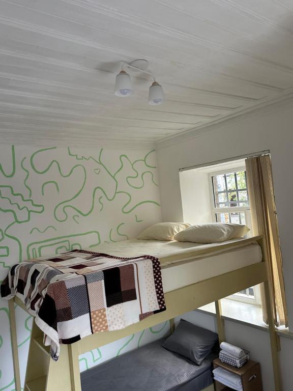 um quarto com um beliche e uma parede em Buna Guest House em Guiumri