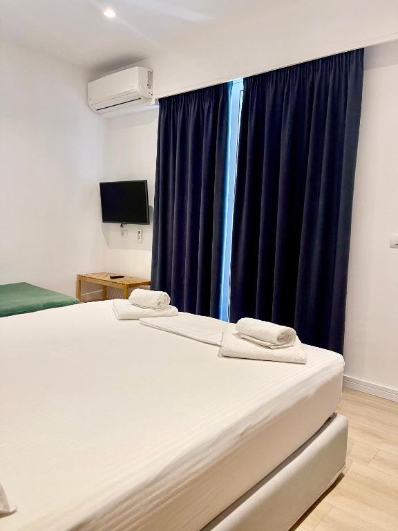 Uma cama ou camas num quarto em Hotel Aulona
