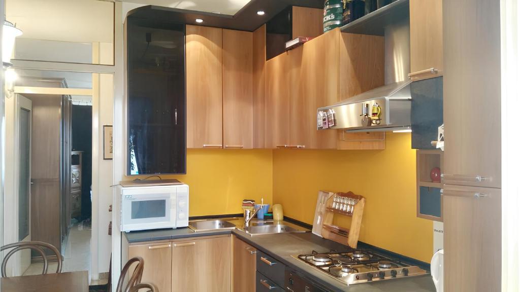 Kitchen o kitchenette sa 2 bedrooms apartement with furnished balcony and wifi at Torviscosa