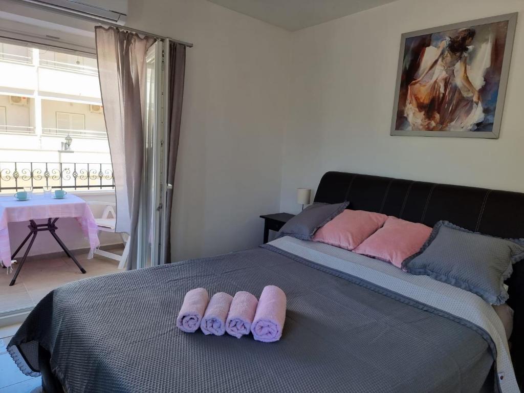 een slaapkamer met een bed met twee roze slippers erop bij Vila BonBon 1 in Biograd na Moru
