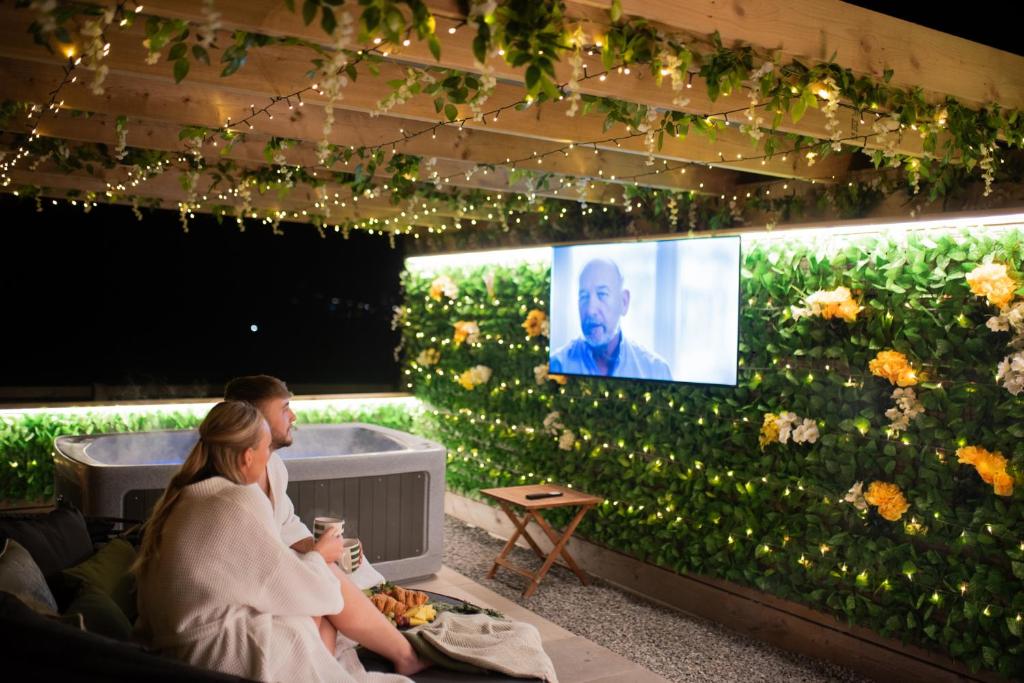 TV a/nebo společenská místnost v ubytování Tan Y Bryn Glamping