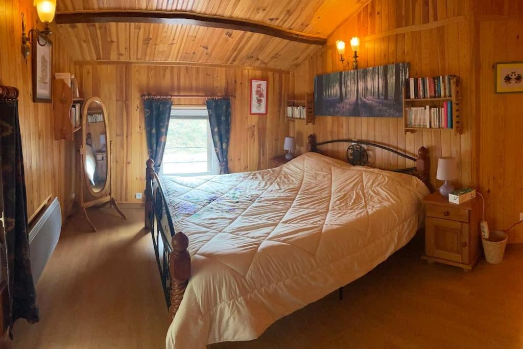 Een bed of bedden in een kamer bij Maison d&#39;h&ocirc;tes &agrave; la campagne