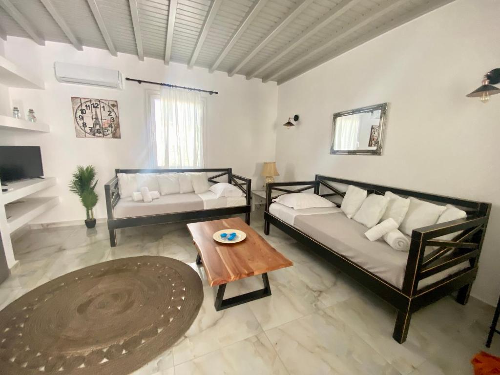 - un salon avec 2 lits et une table basse dans l'établissement Elenitas beach house in Ornos, à Ornos