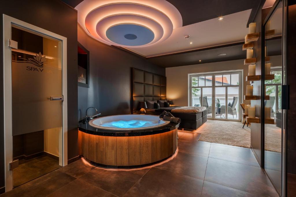 Hotel SPA VILLA Beauty & Wellness Resort - Luxe-Spa-Suite ,,Rosentraum''
