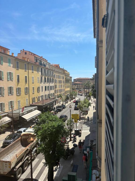 une vue d'une rue de la ville depuis un bâtiment dans l'établissement Appartement Ajaccio hyper centre, à Ajaccio