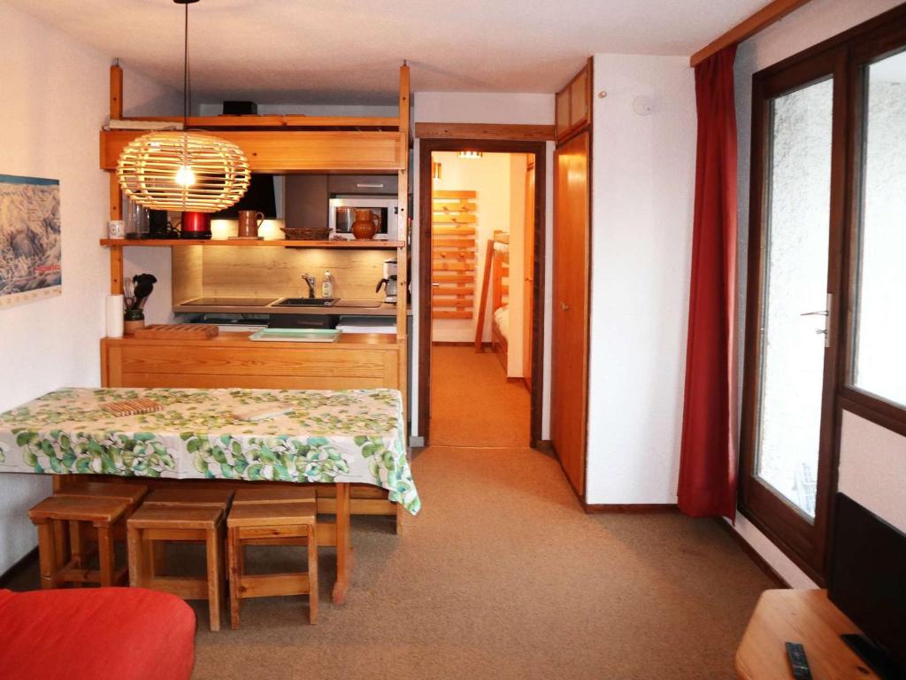 une chambre avec une table et une cuisine avec un évier dans l'établissement Appartement pour 6 personnes aux Orres, accès direct aux pistes - FR-1-322-543, aux Orres