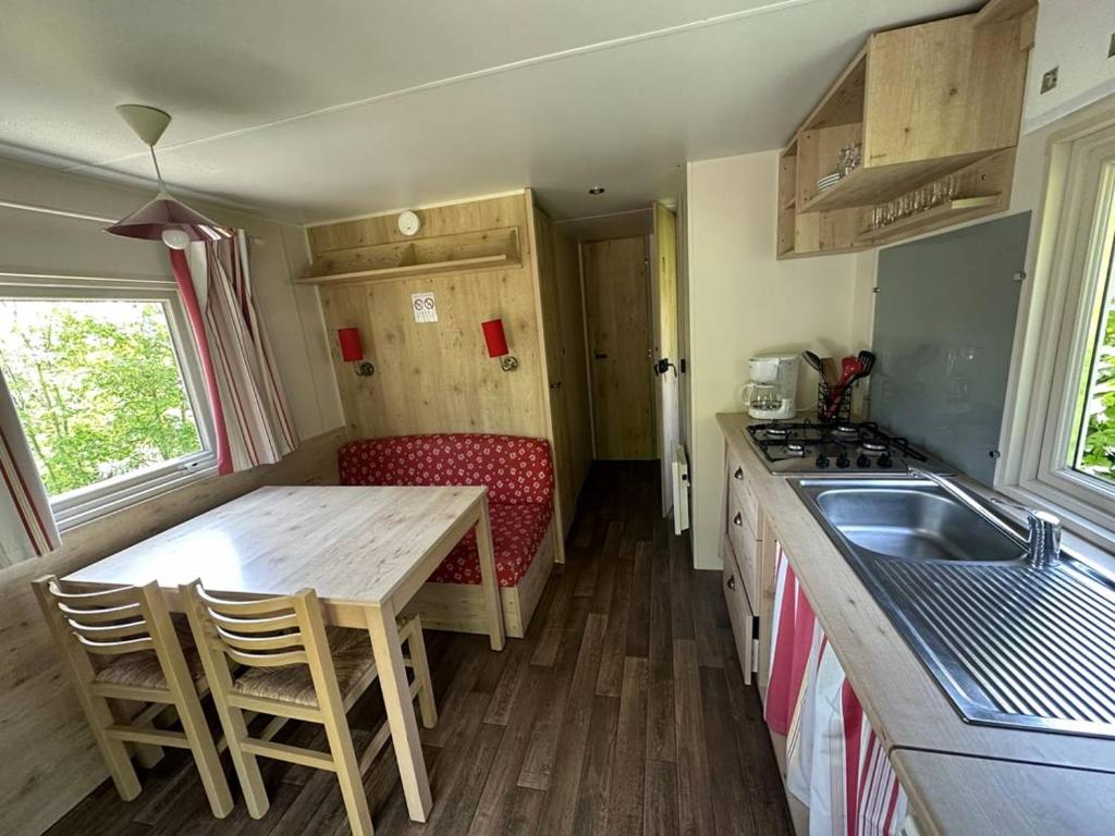 Kuchyň nebo kuchyňský kout v ubytování Camping La sablière