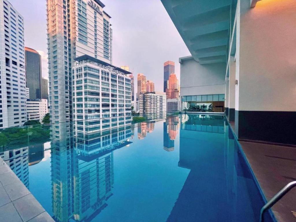 בריכת השחייה שנמצאת ב-Bintang Suites Kuala Lumpur City Centre או באזור