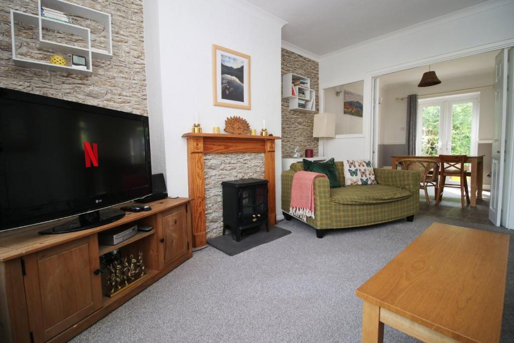 Beautiful Family Home with Garden and Castle View, Taffs Well (updated