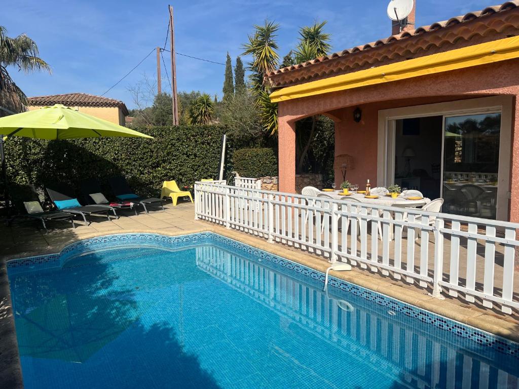 une piscine devant une maison dans l'établissement Havre de paix Provencal, à Bandol