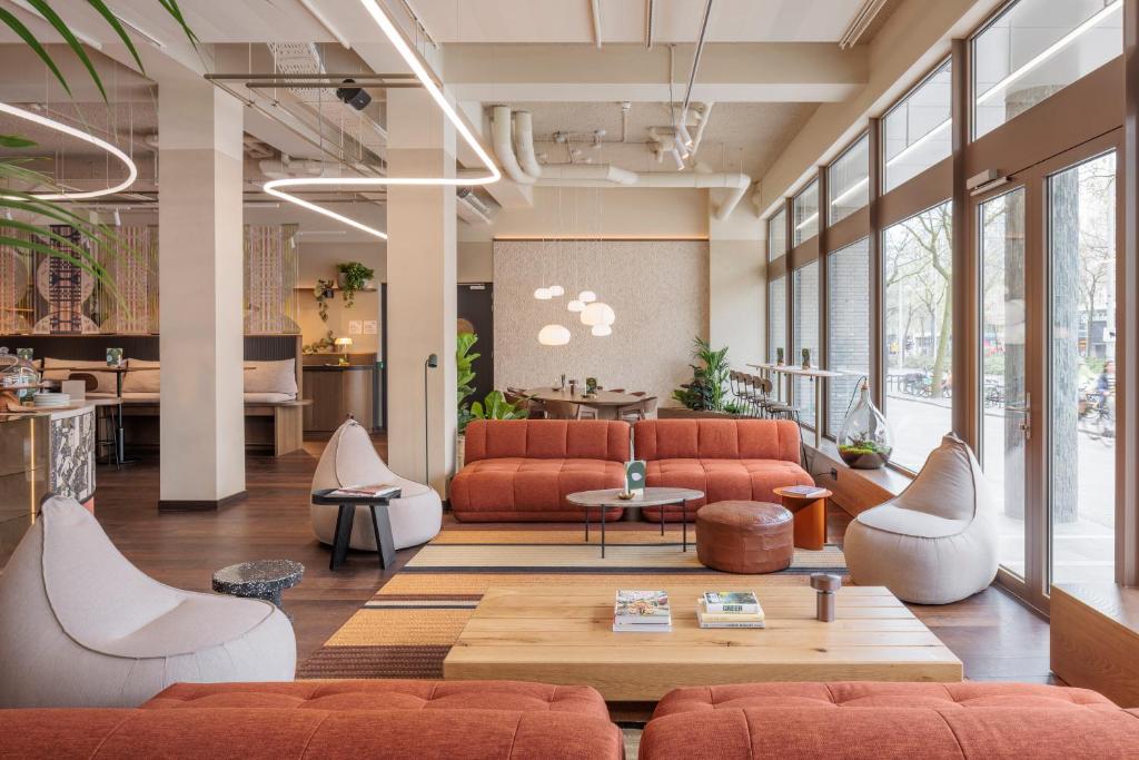 un soggiorno con divano e tavolo di The Usual Rotterdam a Rotterdam