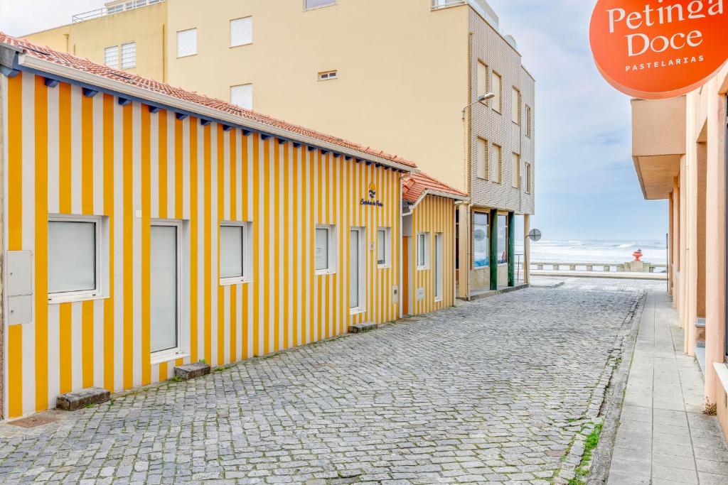 eine Straße mit einem gelben und weißen Gebäude in der Unterkunft Casinhas da Praia in Vila Praia de Âncora
