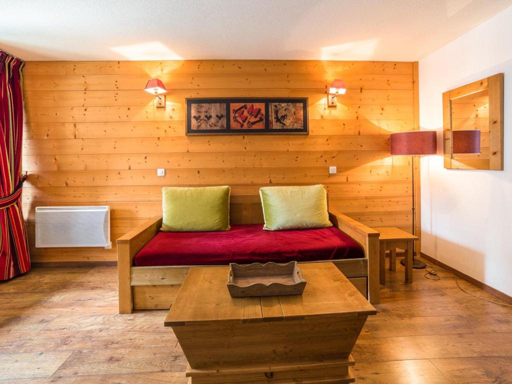 Cette chambre en bois comprend un lit. dans l'établissement Studio équipé avec balcon, proche thermes et centre, calme - FR-1-512-233, à Brides-les-Bains