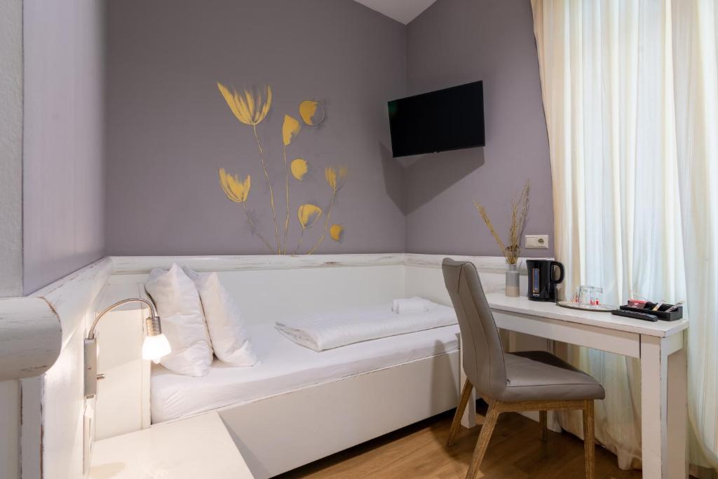 TV a/nebo společenská místnost v ubytování EKONO By Leva Hotel Strasser
