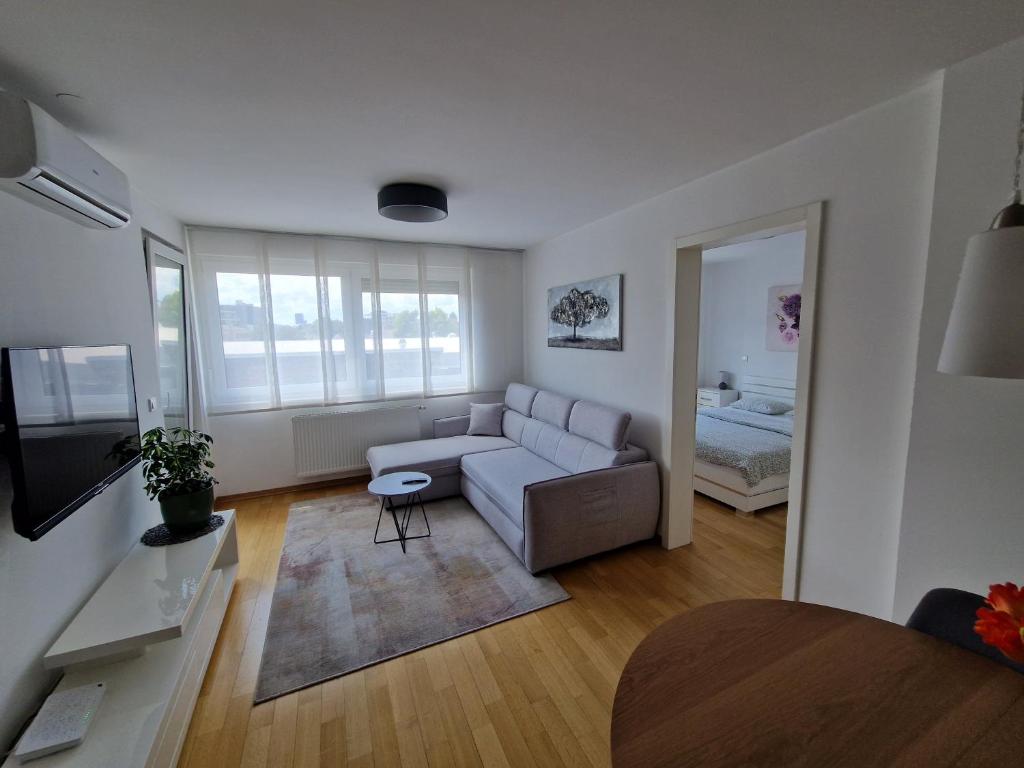 - un salon avec un canapé et un miroir dans l'établissement Apartman Malmar One, à Zagreb