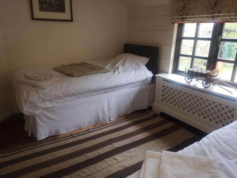 um quarto com uma cama branca e uma janela em Owl's Barn Quiet & private Twin bed 