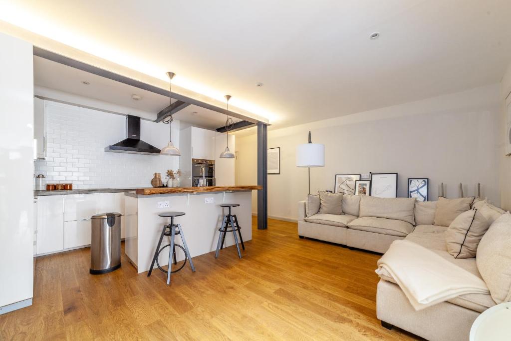 A kitchen or kitchenette at Stylish & Central 2-bed, 2-bath in Notting Hill