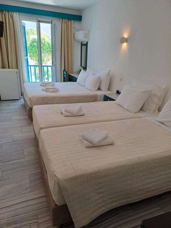 Llit o llits en una habitació de Hotel Aegeon