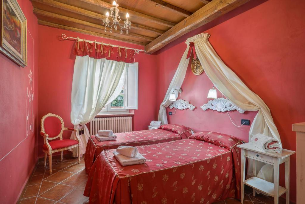 una camera rossa con letto a baldacchino di POMODORO di Home Hill a Capannori
