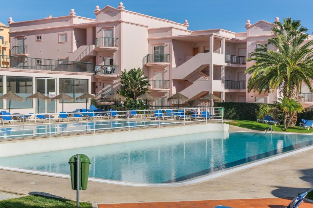 um grande edifício de apartamentos com uma grande piscina em Luz casas-St James 215, 3 bedrooms,wi fi, air con,shared pool na Praia da Luz