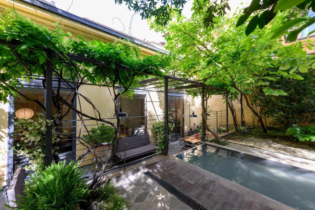 フィレンツェにあるDuomo Luxury Apartment with plunge poolの家の裏庭にあるプール