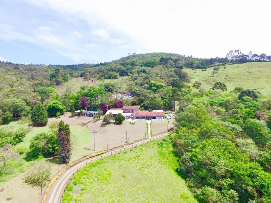 eine Draufsicht auf einen Park auf einem Hügel in der Unterkunft Sítio Vale da Colina-Nazaré Paulista - 6 pessoas in Nazaré Paulista
