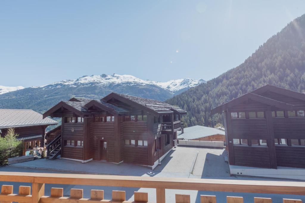 Vista generica sulle montagne o vista sulle montagne dall'interno dell'appartamento