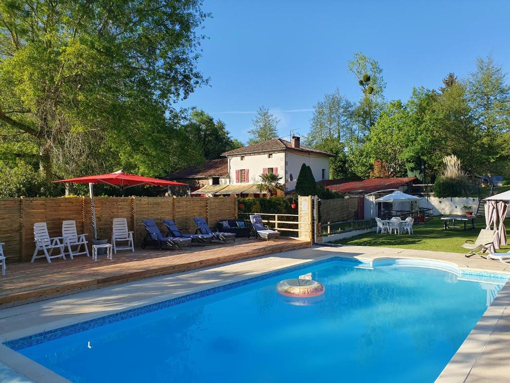 a swimming pool in the backyard of a house at Moulin Du Pommier Glamping & Camping in Saulgond