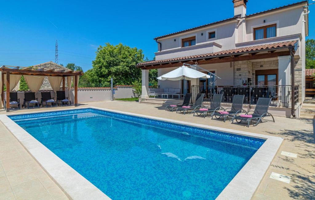 Bazén v ubytovaní 4 Bedroom Pet Friendly Home In Vodnjan alebo v jeho blízkosti