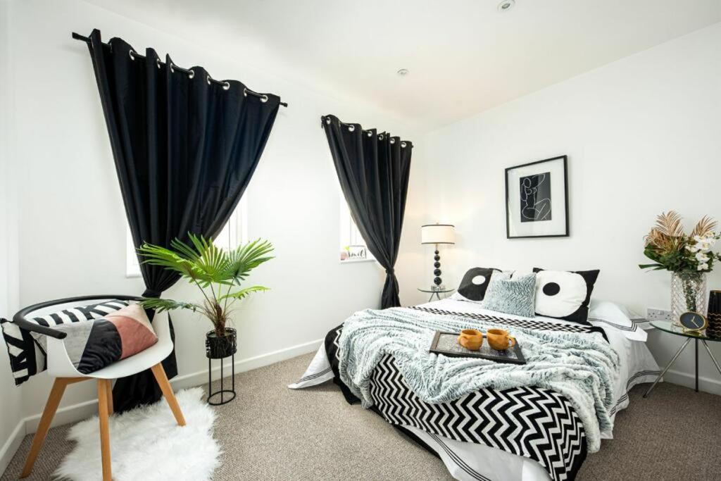 Modern Large Top Quality bedroom in London