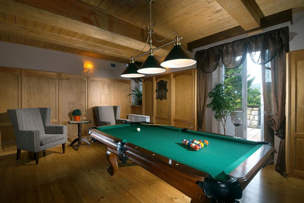 Biliár nebo kulečník v ubytování Hotel Pod Jasany