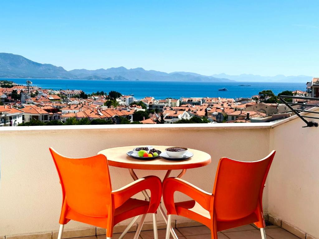 een tafel en stoelen op een balkon met uitzicht bij Villa Anfora in Datca