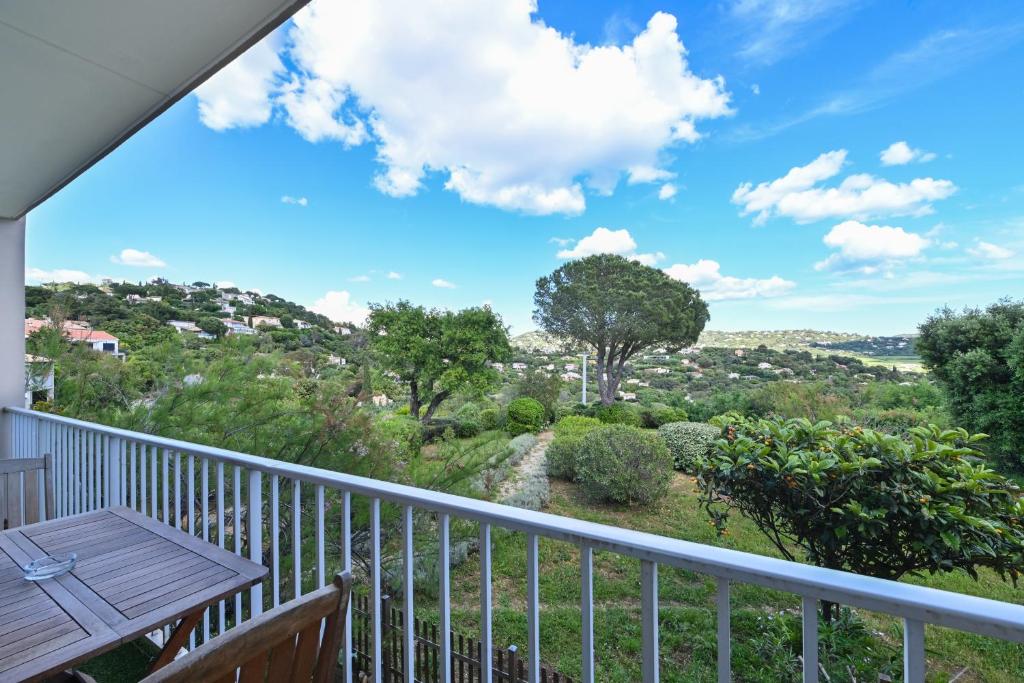 une vue depuis le balcon d'une maison dans l'établissement Grand studio cabine lumineux à 800m de la mer, à La Croix-Valmer