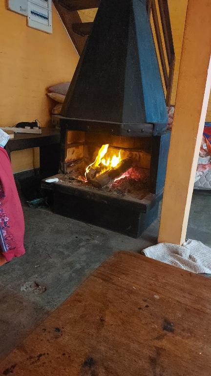 een open haard in een kamer met vuur erin bij Posada Mar Azul con Jacuzzi in Punta Del Diablo