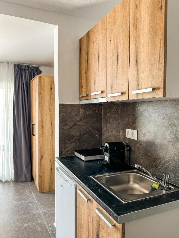 Kuchyň nebo kuchyňský kout v ubytování Deos Suites
