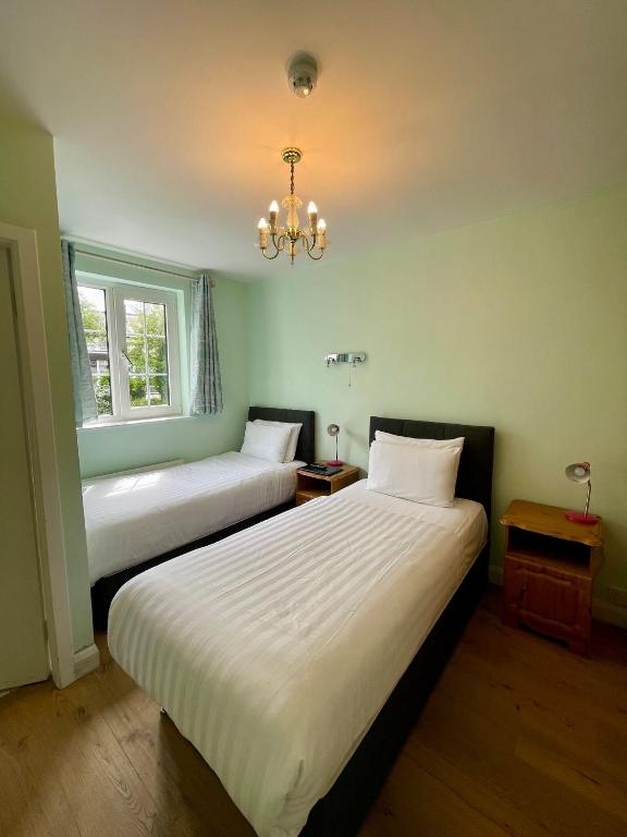 Postel nebo postele na pokoji v ubytování Shandon Bells Guest House